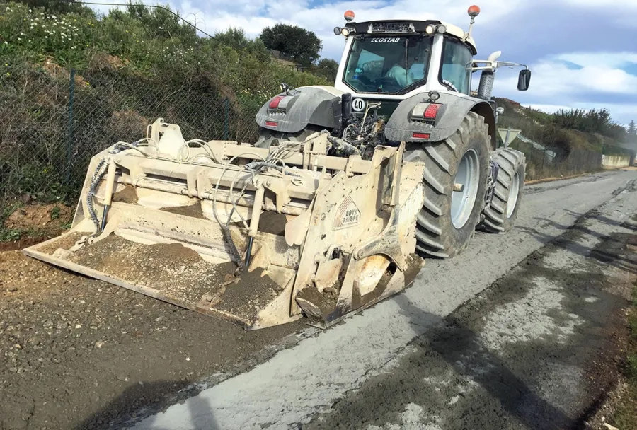 En action sur le chemin du Bousquet, en octobre 2015, le « tracteur muni d’un malaxeur » loué à la société nîmoise Ecostab, spécialisée dans le traitement des sols. En action sur le chemin du Bousquet, en octobre 2015, le « tracteur muni d’un malaxeur » loué à la société nîmoise Ecostab, spécialisée dans le traitement des sols.