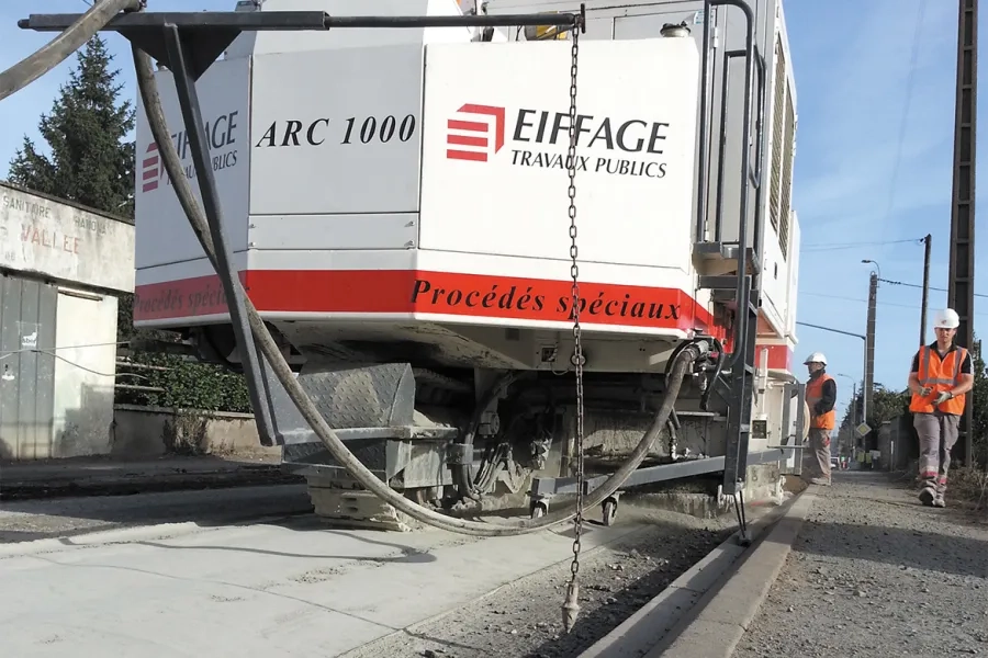 L'ARC® 1000 vu de face, avec sa chenille avant qui précède le rotor de 2 mètres de largeur doté de 224 dents. L'ARC® 1000 vu de face, avec sa chenille avant qui précède le rotor de 2 mètres de largeur doté de 224 dents.