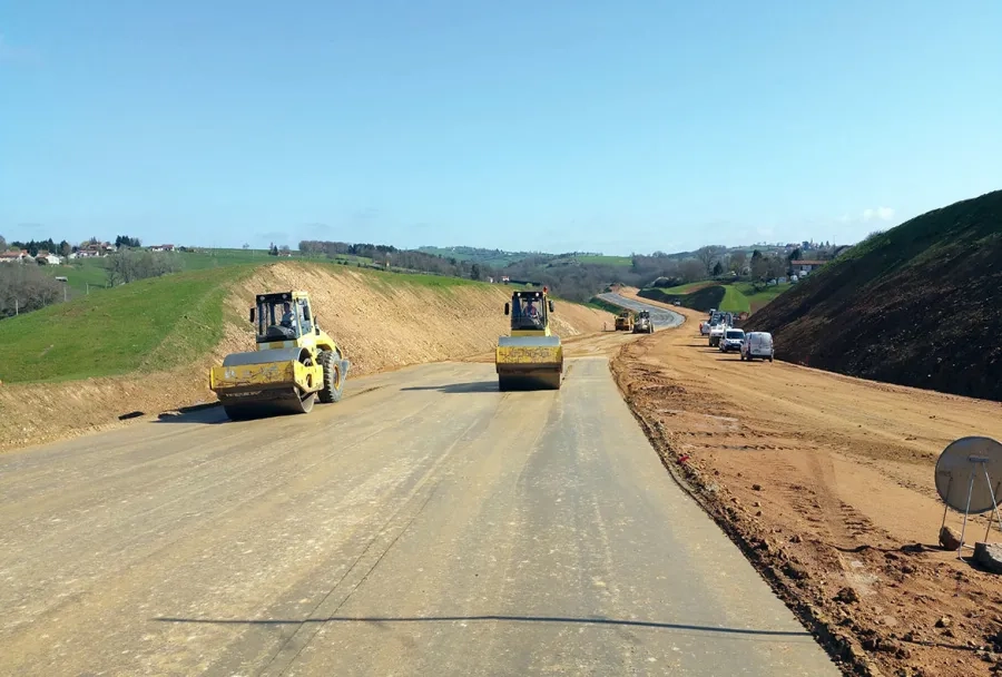 Le tronçon 2 x 2 voies sur 4,5 km implique la création d’une plate-forme de 25 m, qui nécessite environ 700 000 m3 de terrassement. Au total, l'opération une fois achevée se soldera par le traitement de 115 000 m2 de couche de forme au liant hydraulique routier. Le tronçon 2 x 2 voies sur 4,5 km implique la création d’une plate-forme de 25 m, qui nécessite environ 700 000 m3 de terrassement. Au total, l'opération une fois achevée se soldera par le traitement de 115 000 m2 de couche de forme au liant hydraulique routier.