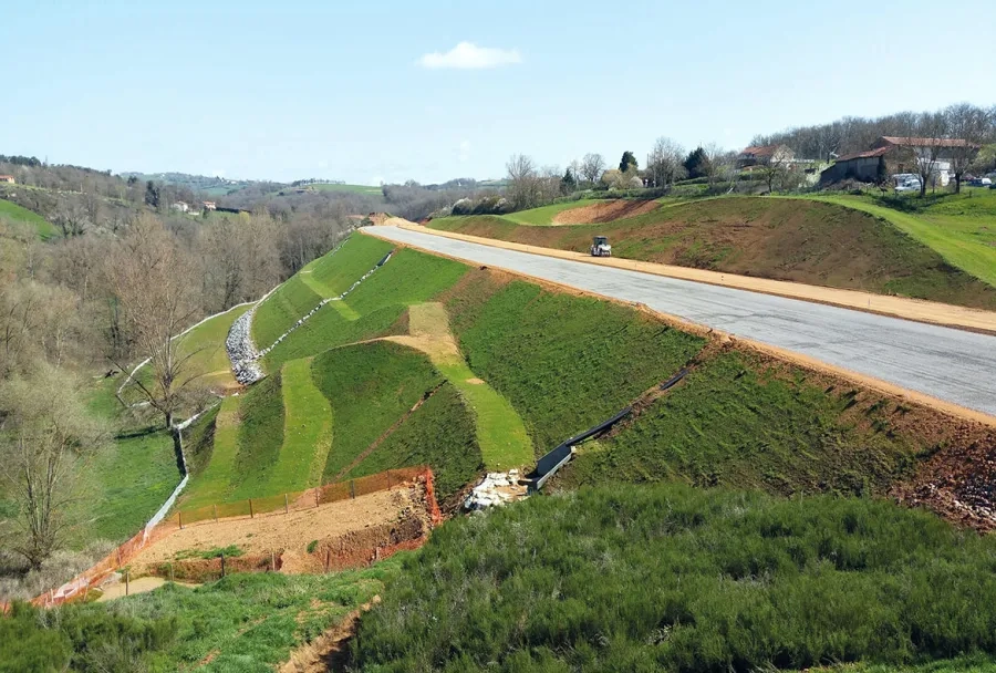 Le nouveau tronçon de la RN82 doit servir d’itinéraire alternatif au sud de Roanne (Loire). Une partie du traitement de la couche de forme a été réalisée entre mars et juin de cette année, à raison de 250 mètres linéaires par jour. Le nouveau tronçon de la RN82 doit servir d’itinéraire alternatif au sud de Roanne (Loire). Une partie du traitement de la couche de forme a été réalisée entre mars et juin de cette année, à raison de 250 mètres linéaires par jour.