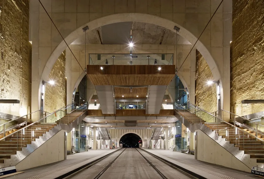 Gare de Viroflay rive droite : les arches de soutènement et la voie du tramway en béton brut d’une parfaite planéité. Gare de Viroflay rive droite : les arches de soutènement et la voie du tramway en béton brut d’une parfaite planéité.