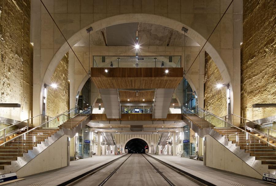 Gare de Viroflay rive droite : les arches de soutènement et la voie du tramway en béton brut d’une parfaite planéité.
