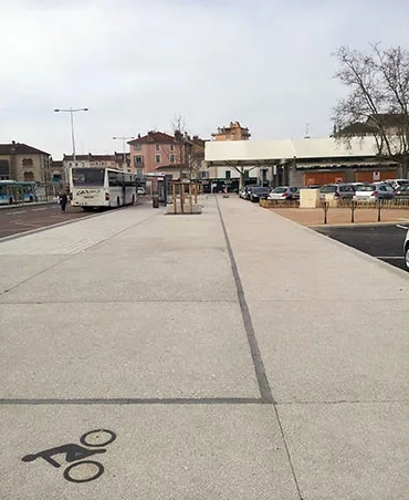Bus, pistes cyclables et béton décoratif sont mis en service pour favoriser les « modes de déplacement doux » Bus, pistes cyclables et béton décoratif sont mis en service pour favoriser les « modes de déplacement doux »