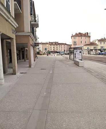 La rue du 4-Septembre (ici côté sud) a vu la superficie de ses trottoirs – en béton bouchardé – tripler en superficie. En médaillon : le béton – un C25/30 classé XF2 à base de ciment Vicat CEMI 52,5 – intégrant du Comblanchien, de calibre 20/40 et 16/22. La rue du 4-Septembre (ici côté sud) a vu la superficie de ses trottoirs – en béton bouchardé – tripler en superficie. En médaillon : le béton – un C25/30 classé XF2 à base de ciment Vicat CEMI 52,5 – intégrant du Comblanchien, de calibre 20/40 et 16/22.