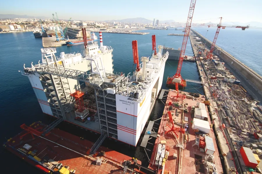 Les caissons sont fabriqués l’un après l’autre dans un caissonnier installé dans le bassin est du Grand Port de Marseille. Ce dock flottant unique en son genre s’enfonce dans l’eau au fur et à mesure que le caisson prend de la hauteur et s’alourdit. Les caissons sont fabriqués l’un après l’autre dans un caissonnier installé dans le bassin est du Grand Port de Marseille. Ce dock flottant unique en son genre s’enfonce dans l’eau au fur et à mesure que le caisson prend de la hauteur et s’alourdit.