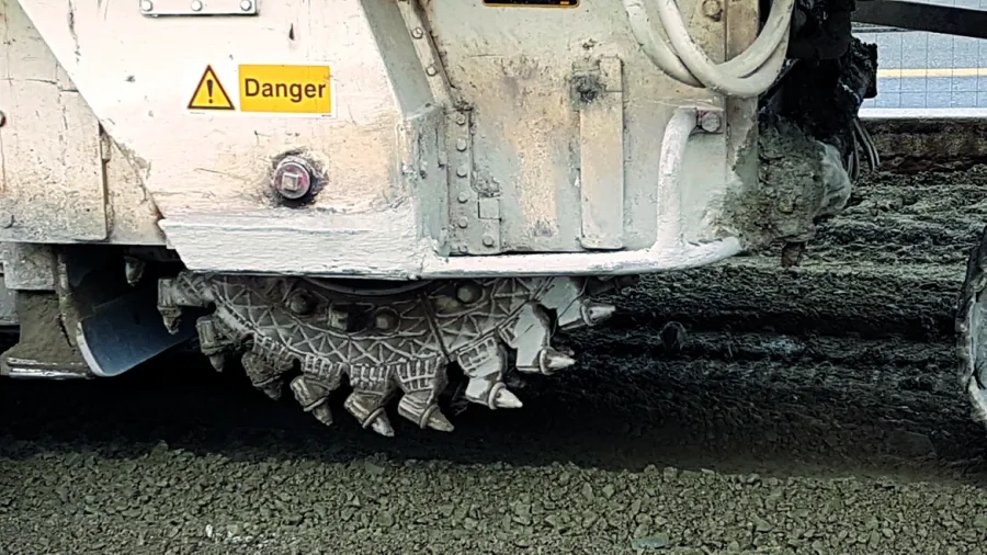 En plus de son rotor de 2 m de largeur avec 224 dents, l’ARC 1000® est équipé d'une lame flottante pour assurer le nivellement du fond de forme, d’un malaxeur, d’une vis En plus de son rotor de 2 m de largeur avec 224 dents, l’ARC 1000® est équipé d'une lame flottante pour assurer le nivellement du fond de forme, d’un malaxeur, d’une vis