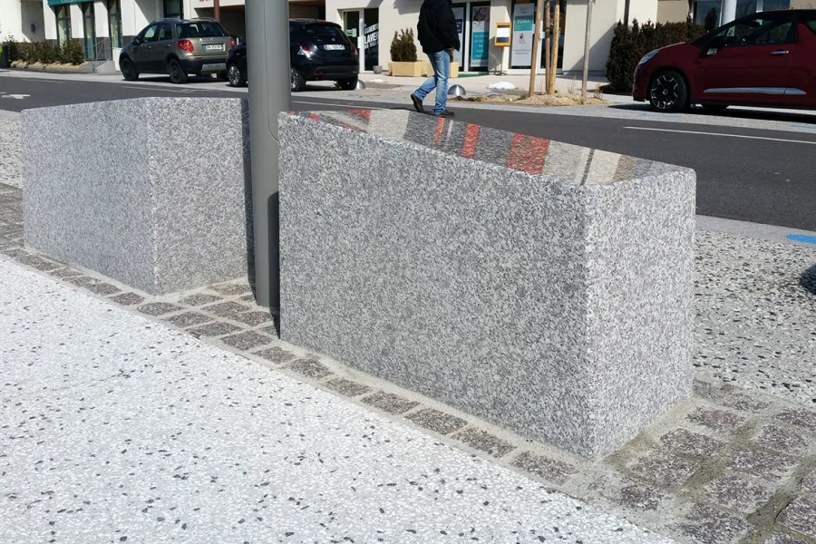 Le mélange de granulats Grésy avec une incorporation de basalte noir apporte un effet moucheté en surface, qui s’harmonise bien avec le granit, en créant un ensemble homogène. Le mélange de granulats Grésy avec une incorporation de basalte noir apporte un effet moucheté en surface, qui s’harmonise bien avec le granit, en créant un ensemble homogène.