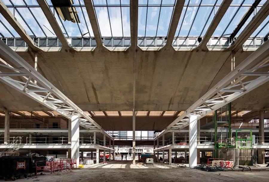 La halle est constituée de minces voûtes en béton (5 cm au faîtage) supportées par de fins piliers pyramidaux. La halle est constituée de minces voûtes en béton (5 cm au faîtage) supportées par de fins piliers pyramidaux.