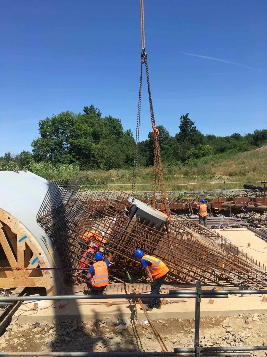 Amorce de pied d’arc en cours de réalisation. La précision de positionnement des différentes parties de l’ouvrage constituait l’un des défis techniques du chantier pour NGE GC. Ainsi, les inserts métalliques noyés du pied d’arc (platines d’appareils d’appuis et pièces d’ancrage) sont positionnés avec une précision de + ou - 3 millimètres. © photothèque NGE