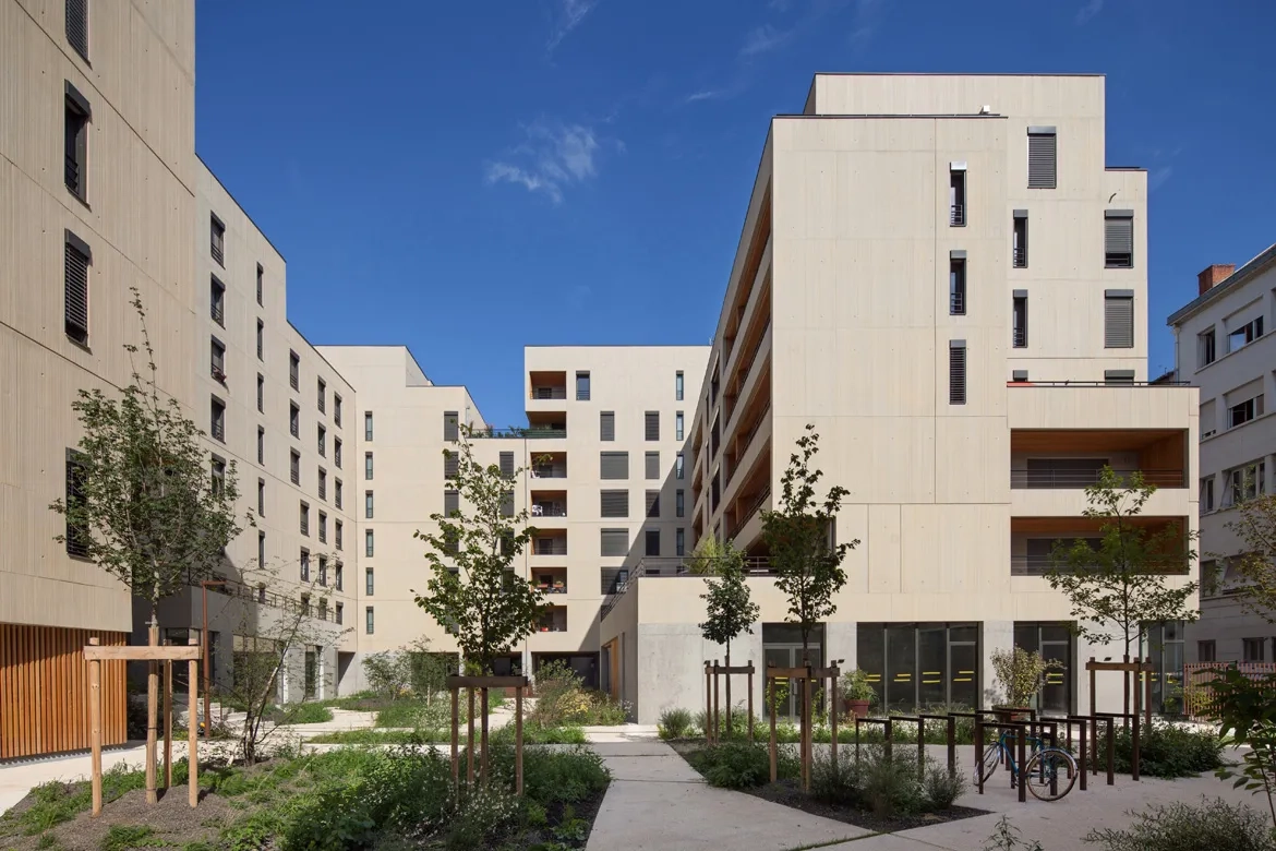 au cœur de l’opération, un jardin dessert les halls d’accès et les locaux annexes.