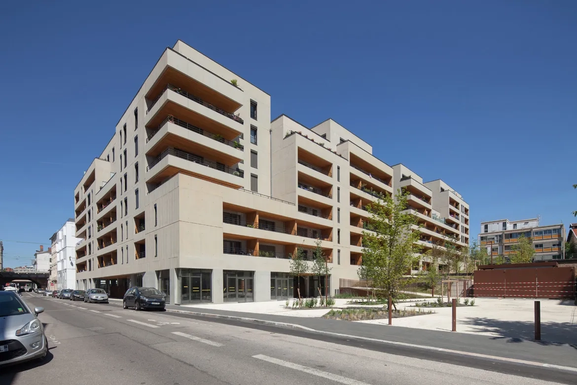 une architecture homogène unifie 95 logements en accession et 62 logements sociaux.