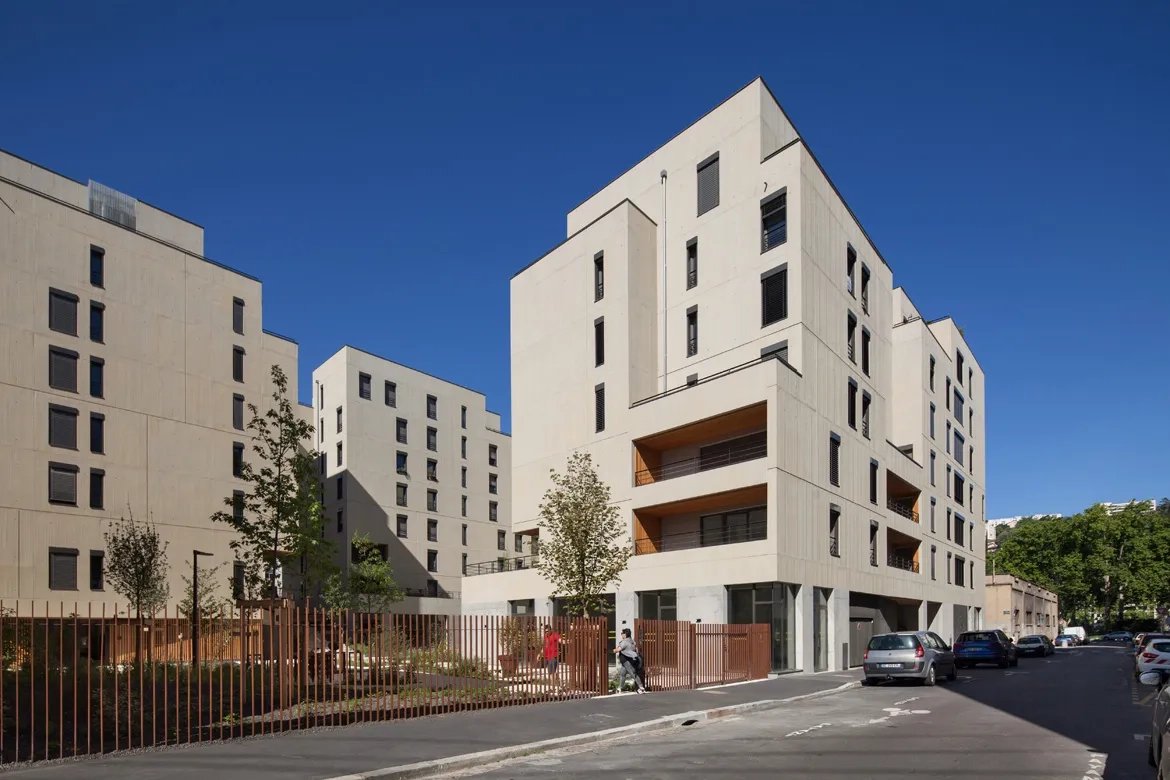 dense et poreux, l’îlot est composé d’immeubles alignés sur rue.