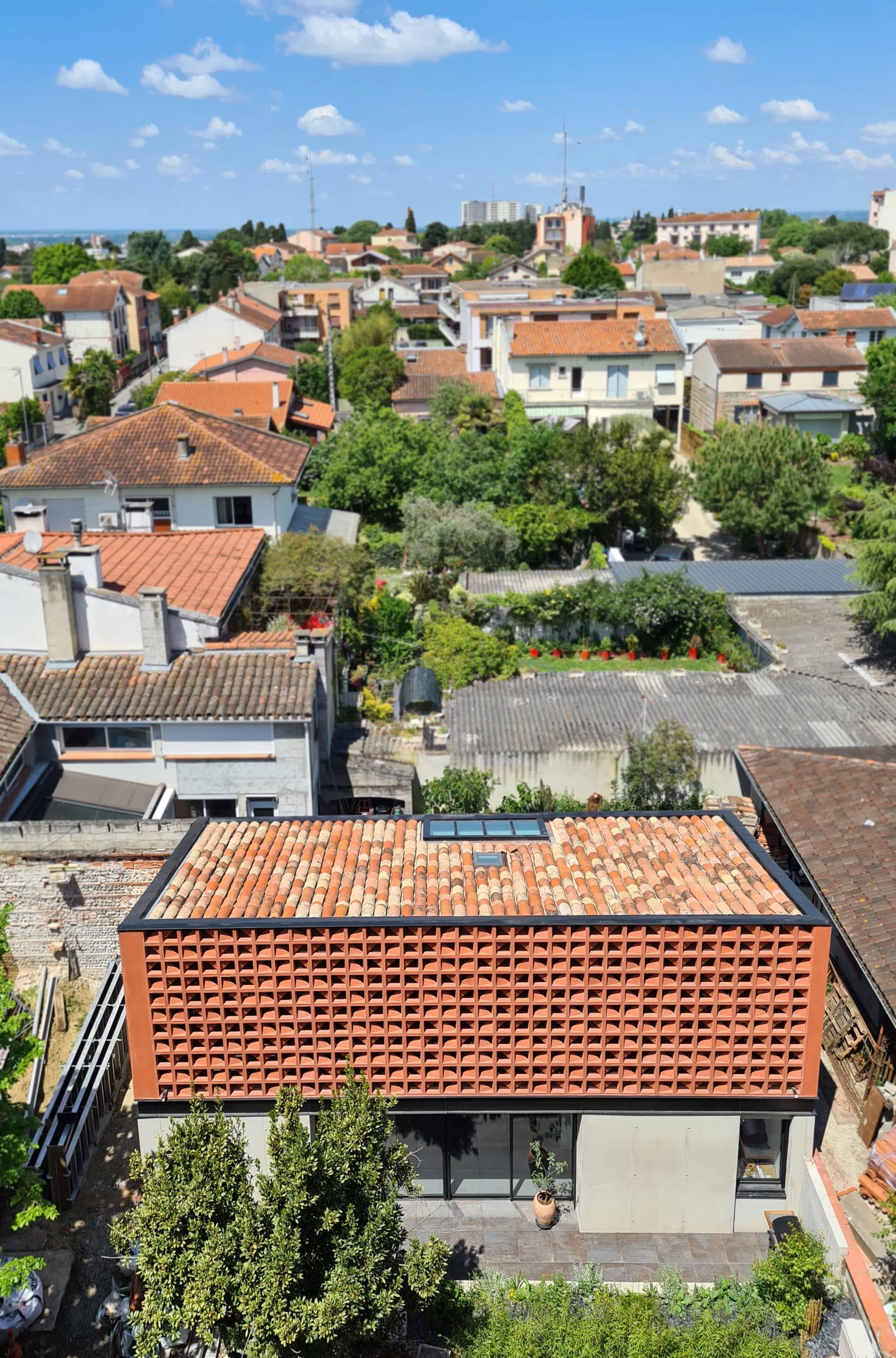 Calée en fond de parcelle en retrait de la rue, la maison Cob est exclusivement orientée sud-est.