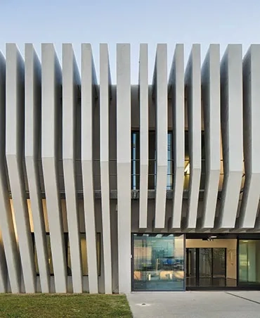 comme découpé dans la séquence des brise-soleil, le porche d’entrée. comme découpé dans la séquence des brise-soleil, le porche d’entrée.