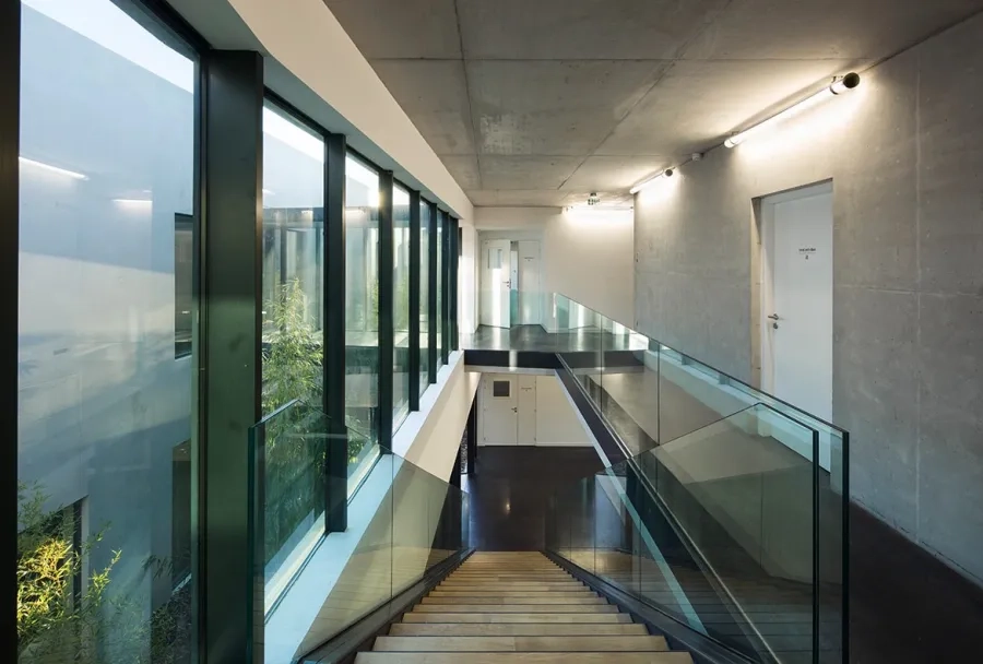 À l’étage, les bureaux des associations et une salle de réunion. À l’étage, les bureaux des associations et une salle de réunion.