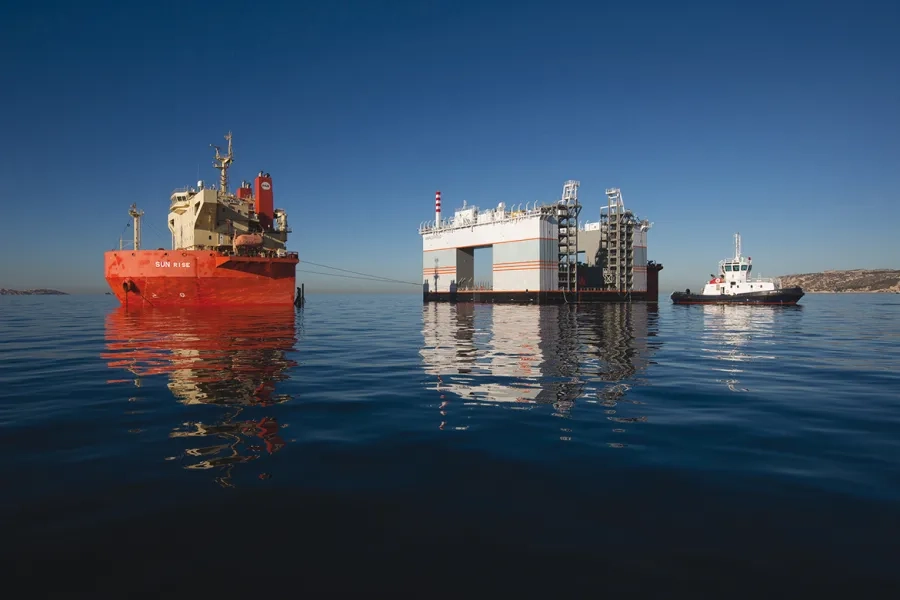 Fabriqué en Pologne, le caissonnier Marco Polo a été convoyé sur un navire submersible à travers la mer du Nord, la Manche, l’Atlantique, le détroit de Gibraltar et enfin la Méditerranée. Il est arrivé au Grand Port de Marseille après un périple de 14 jours. Fabriqué en Pologne, le caissonnier Marco Polo a été convoyé sur un navire submersible à travers la mer du Nord, la Manche, l’Atlantique, le détroit de Gibraltar et enfin la Méditerranée. Il est arrivé au Grand Port de Marseille après un périple de 14 jours.