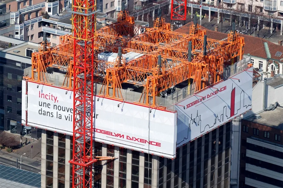 Déconstruction douce grâce à un système de protection qui descend au fur et à mesure de la démolition. Art7b-INCITY_TIC-2012-03-02-025.jpg