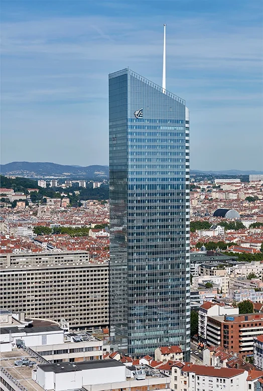 Déconstruction douce grâce à un système de protection qui descend au fur et à mesure de la démolition. Art7b-INCITY_TIC-2015-06-25-007.jpg