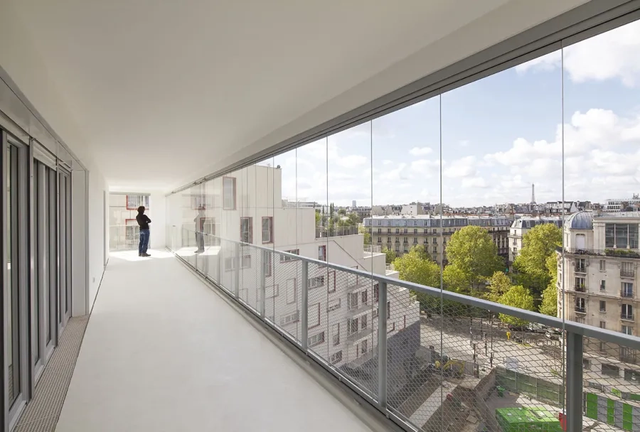 Au dernier étage, l’une des loggias offre une vue en cinémascope sur la ville.