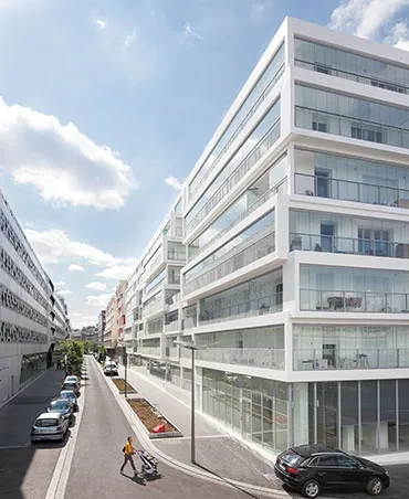 Un empilement de boîtes en béton qui doit sa légèreté aux façades entièrement vitrées. 