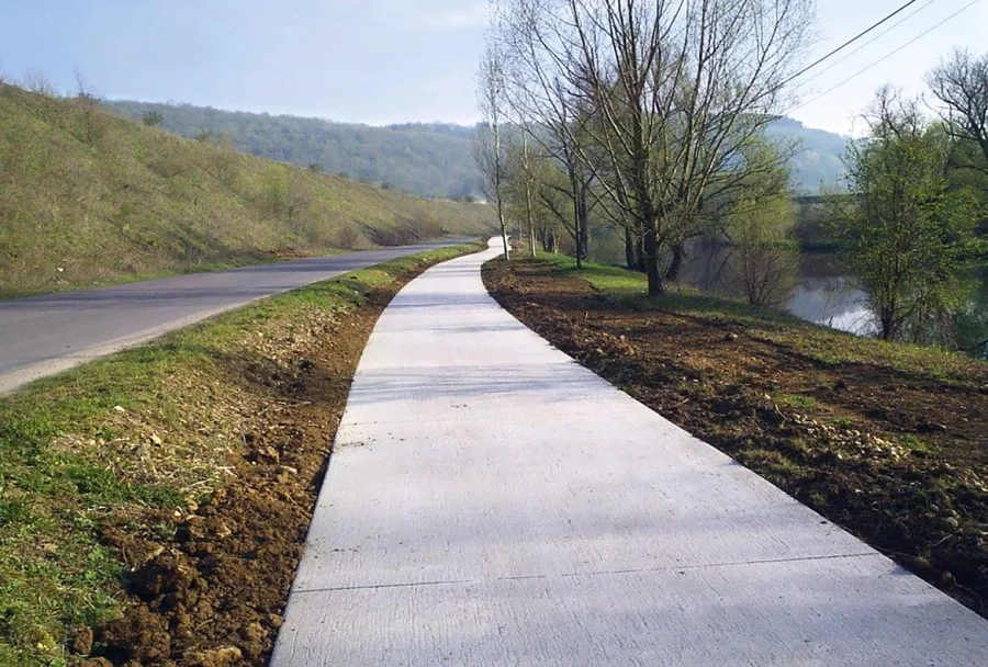 La réalisation de la piste cyclable a nécessité l'utilisation d'une Miller Ml-1800 pour couler 500 mètres linéaires en moyenne par jour. La réalisation de la piste cyclable a nécessité l'utilisation d'une Miller Ml-1800 pour couler 500 mètres linéaires en moyenne par jour.