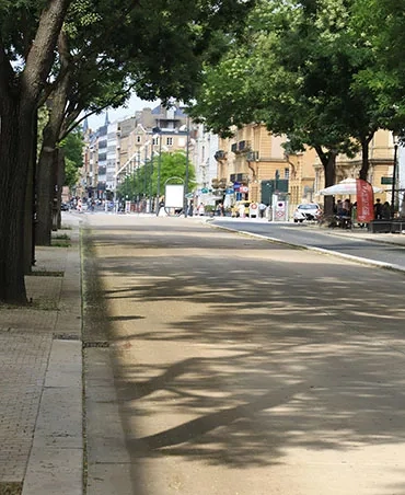 La couche de roulement a adopté di érentes colorations selon le tissu urbain : couleur grise naturelle dans les nouveaux quartiers, basalte pour les carrefours et ocre-jaune teinté dans la masse en centre-ville. La couche de roulement a adopté di érentes colorations selon le tissu urbain : couleur grise naturelle dans les nouveaux quartiers, basalte pour les carrefours et ocre-jaune teinté dans la masse en centre-ville.