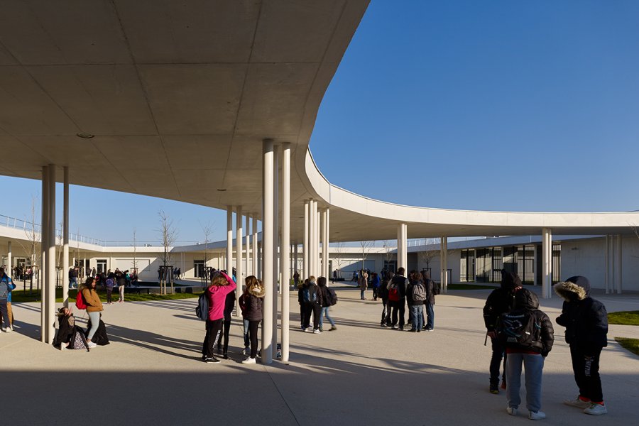 Le bâtiment est organisé autour d’un atrium central.
