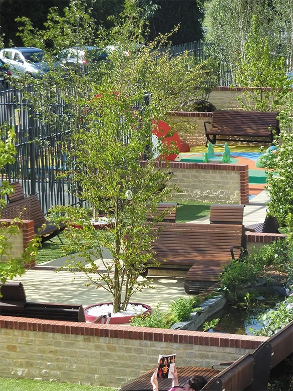 Une aire de jeux a été aménagée pour les enfants. Elle dispose de jeux à ressort et d’un petit toboggan sur des sols souples et multicolores ainsi que d’un banc en lattes de bois pour les accompagnateurs une aire de jeux a été aménagée pour les enfants. elle dispose de jeux à ressort et d’un petit toboggan sur des sols souples et multicolores ainsi que d’un banc en lattes de bois pour les accompagnateurs
