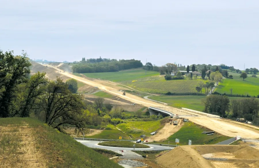Vue d’ensemble d’un tronçon du chantier du contournement de Gimont. Il permettra de relier Toulouse à Auch, tout en évitant la ville.