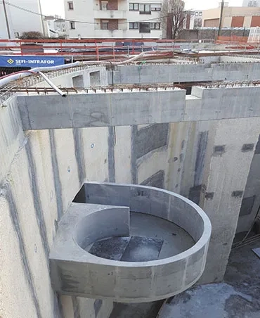 Deux vortex amortissent la chute de l’eau au fond du bassin pour ne pas endommager le radier.