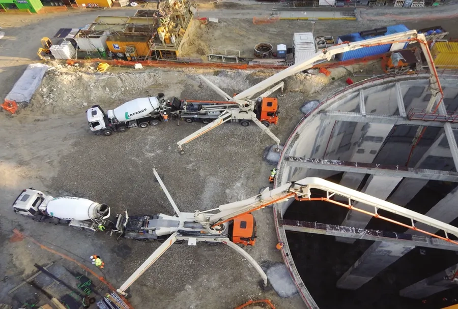 900 m3 de béton coulé en un seul jour pour réaliser le radier.