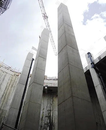 Les poteaux de 25 m de hauteur à l’intérieur du bassin de stockage. Les poteaux de 25 m de hauteur à l’intérieur du bassin de stockage.