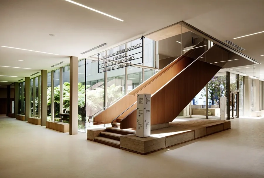 la salle des pas perdus et l’escalier. la salle des pas perdus et l’escalier.