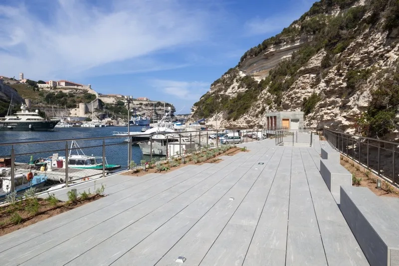 L’esplanade en belvédère sur le paysage. L’esplanade en belvédère sur le paysage.