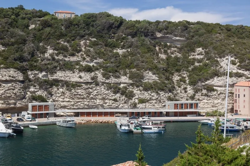 L’édifice épouse les courbes de la falaise. L’édifice épouse les courbes de la falaise.