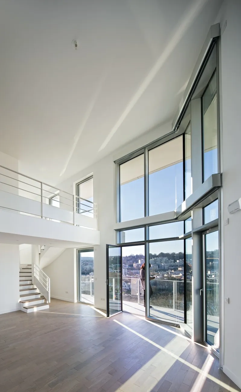 duplex dont les grandes baies vitrées, toute hauteur, ouvrent sur le paysage. duplex dont les grandes baies vitrées, toute hauteur, ouvrent sur le paysage.