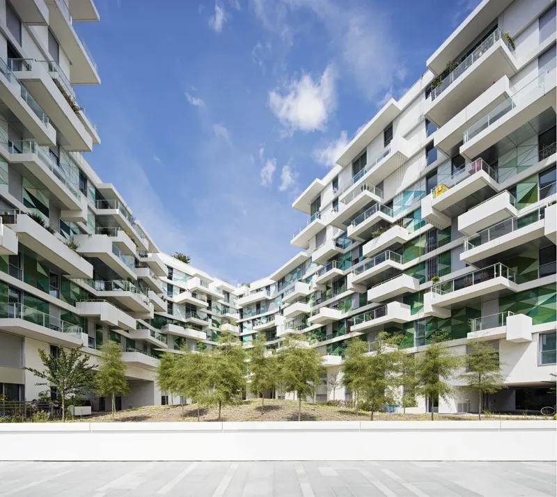 À l’intérieur de l’îlot, le foisonnement des balcons forme un paysage vertical qui envahit les façades. À l’intérieur de l’îlot, le foisonnement des balcons forme un paysage vertical qui envahit les façades.