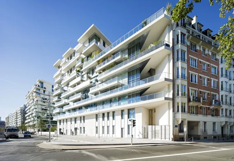 sur l’avenue Lefaucheux, les balcons filants en béton blanc accompagnent l’étirement horizontal du bâtiment. sur l’avenue Lefaucheux, les balcons filants en béton blanc accompagnent l’étirement horizontal du bâtiment.