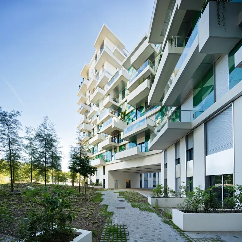 Les allées et passages en porche permettent une circulation libre à l’intérieur de l’îlot. Les allées et passages en porche permettent une circulation libre à l’intérieur de l’îlot.