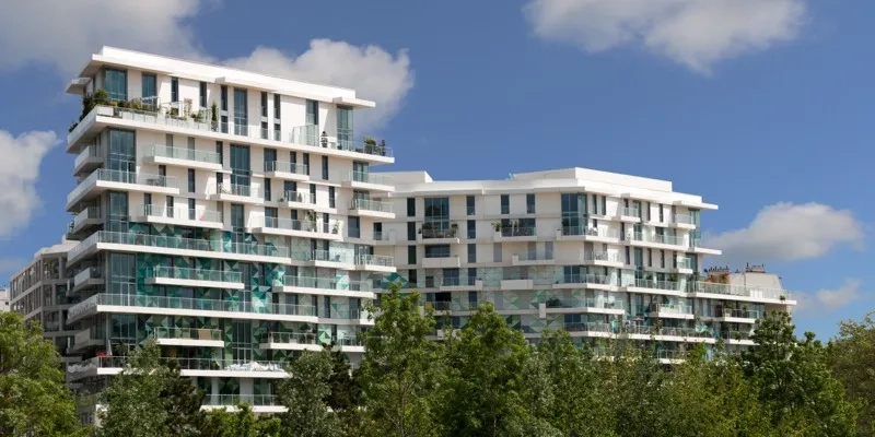 Le bâtiment est habillé d’éléments verriers dont les nuances de vert rappellent le parc qui lui fait face. Le bâtiment est habillé d’éléments verriers dont les nuances de vert rappellent le parc qui lui fait face.