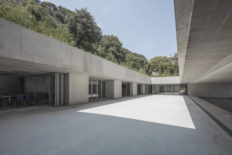 autour du patio, les salles communes possèdent des baies totalement escamotables pour gommer la limite entre l’intérieur et l’extérieur. autour du patio, les salles communes possèdent des baies totalement escamotables pour gommer la limite entre l’intérieur et l’extérieur.