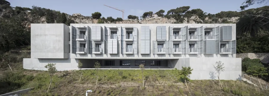 Réinterprétant l’archétype des persiennes, les balcons sont protégés par des volets métalliques qui protègent du soleil tout en créant des brise-vue entre balcons. réinterprétant l’archétype des persiennes, les balcons sont protégés par des volets métalliques qui protègent du soleil tout en créant des brise-vue entre balcons.