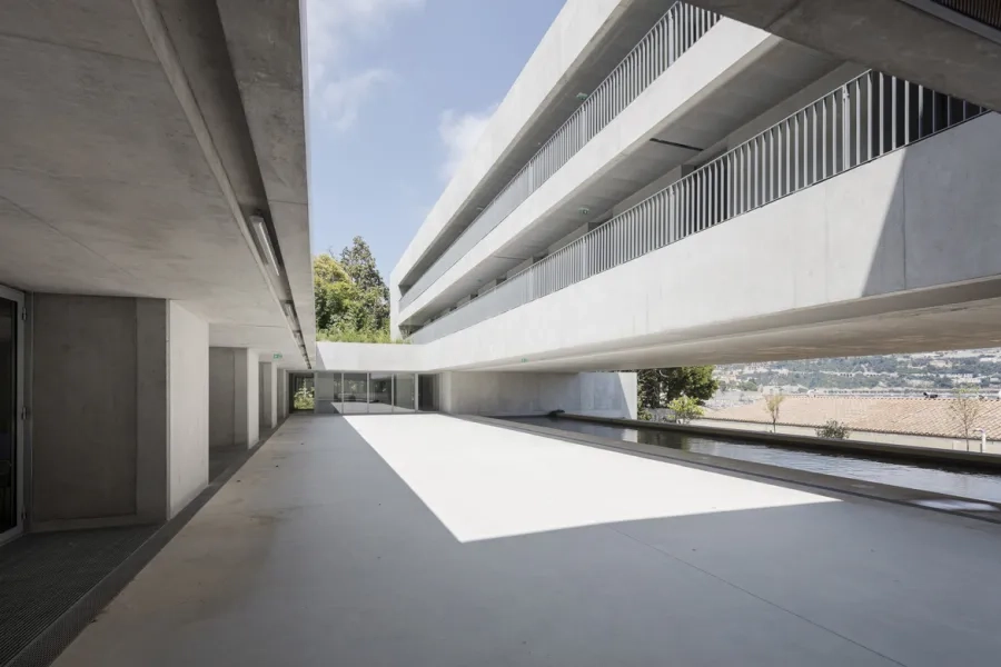 La cour centrale réinterprète l’idée d’un patio ouvert, d’un côté vers la baie de villefranche et de l’autre vers la colline et sa verdure. La cour centrale réinterprète l’idée d’un patio ouvert, d’un côté vers la baie de villefranche et de l’autre vers la colline et sa verdure.