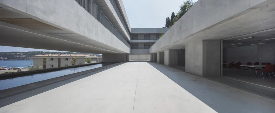La cour centrale réinterprète l’idée d’un patio ouvert, d’un côté vers la baie de villefranche et de l’autre vers la colline et sa verdure. La cour centrale réinterprète l’idée d’un patio ouvert, d’un côté vers la baie de villefranche et de l’autre vers la colline et sa verdure.