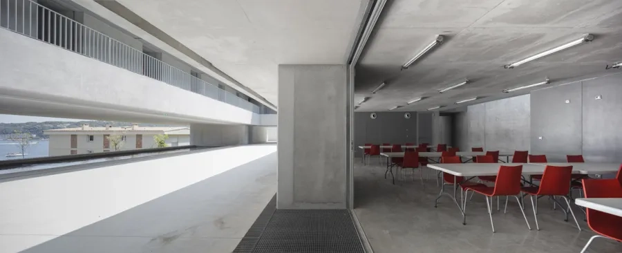 Un seul matériau, le béton brut, est présent à l’intérieur comme à l’extérieur. un seul matériau, le béton brut, est présent à l’intérieur comme à l’extérieur.