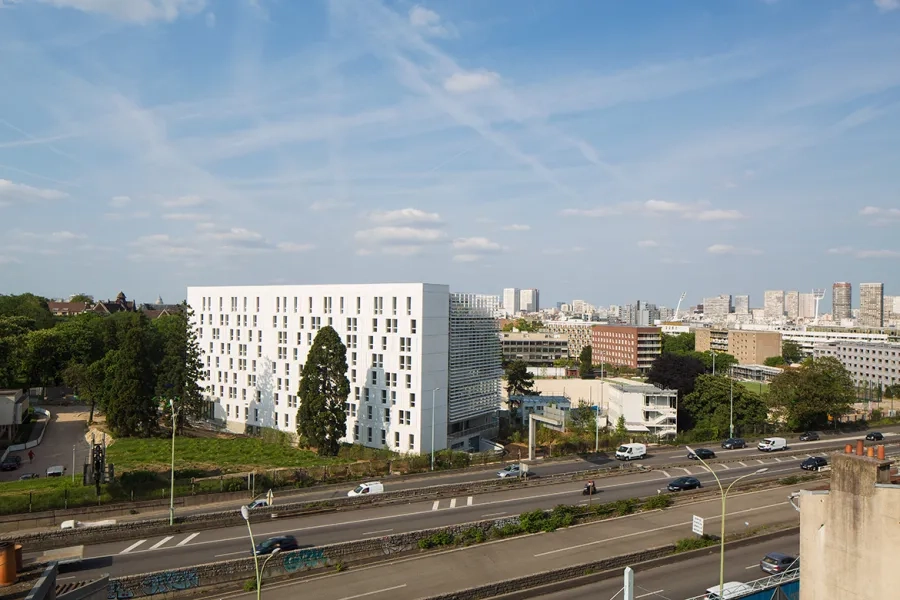 Les façades sud et ouest en lien direct avec les flots de voitures circulant sur le boulevard périphérique.  