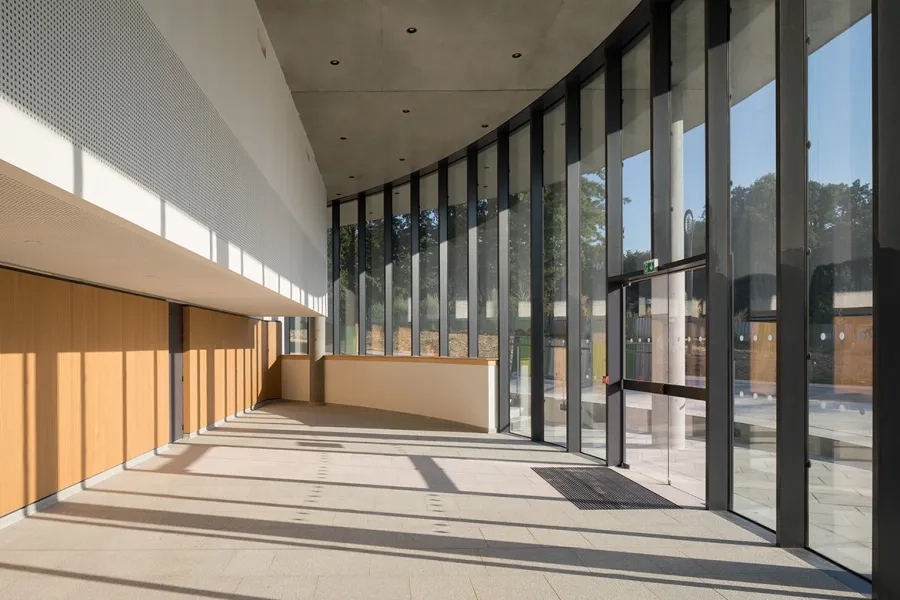 Le plafond du hall principal, façon faux plafond en béton gris autoplaçant, « suspendu » à la dalle porteuse des étages supérieurs. 