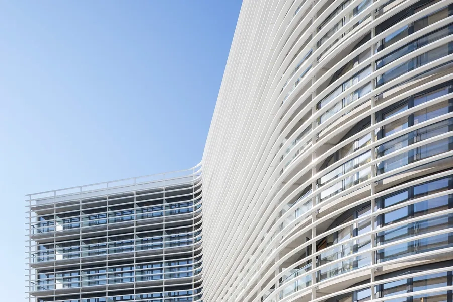 Les deux niveaux de locaux communs forment un socle alternant transparence  et opacité. 