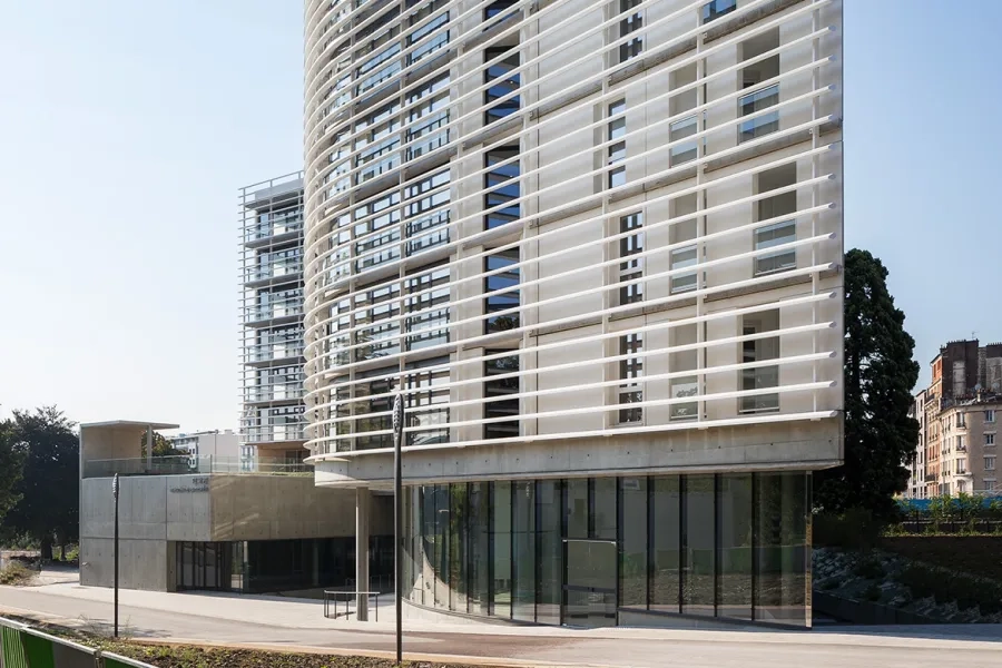 Une architecture faite de pleins et de vides,  et de lignes, à la fois souples et épurées. 
