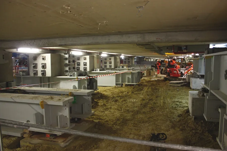Les 119 poteaux existants sont repris en sous-œuvre afin de pouvoir construire la gare souterraine. Les 119 poteaux existants sont repris en sous-œuvre afin de pouvoir construire la gare souterraine.